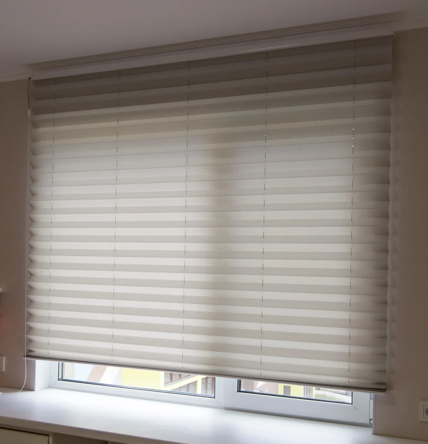 Store intérieur, élément pratique pour contrôler la lumière et préserver l’intimité tout en apportant une touche décorative à la pièce.
