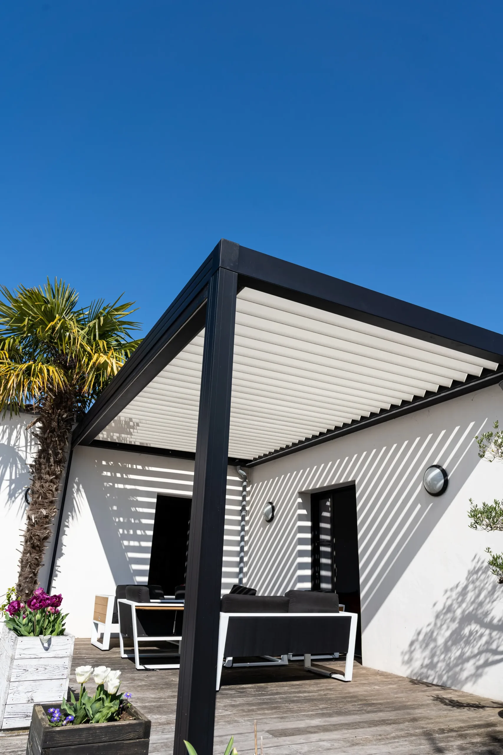 Carports sur mesure menuiserie, abris personnalisés en bois ou métal, conçus pour protéger vos véhicules avec style et durabilité.