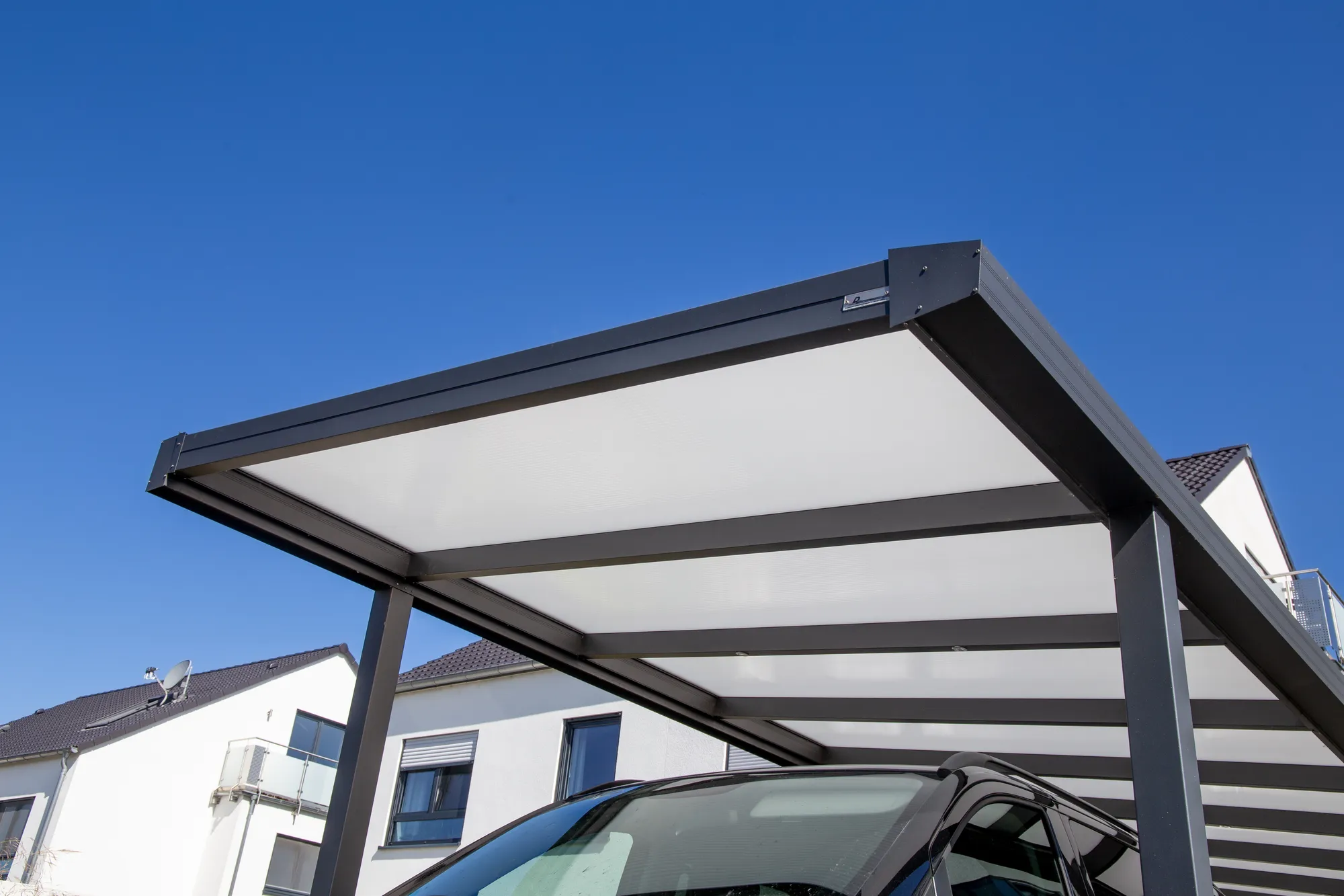 Carports, abris ouverts pour voitures, pratiques et esthétiques, offrant une protection contre les intempéries tout en s’intégrant harmonieusement à l’extérieur.