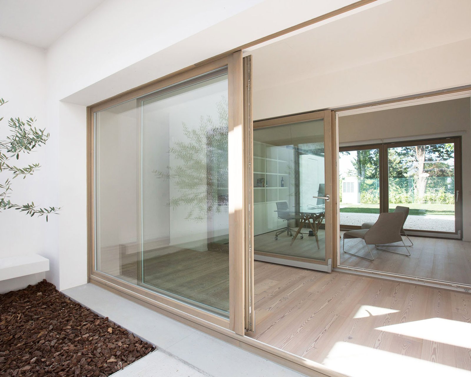 Eclair sun habitat menuiseries certifiées et performantes, gammes de fenêtres et portes alliant qualité, isolation thermique et acoustique, avec des garanties reconnues.