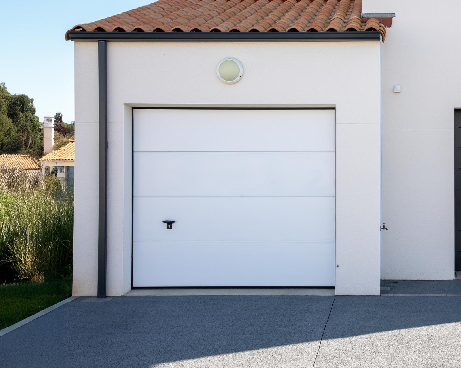 Éclair Sun Habitat : Des portes de garage certifiées et conformes