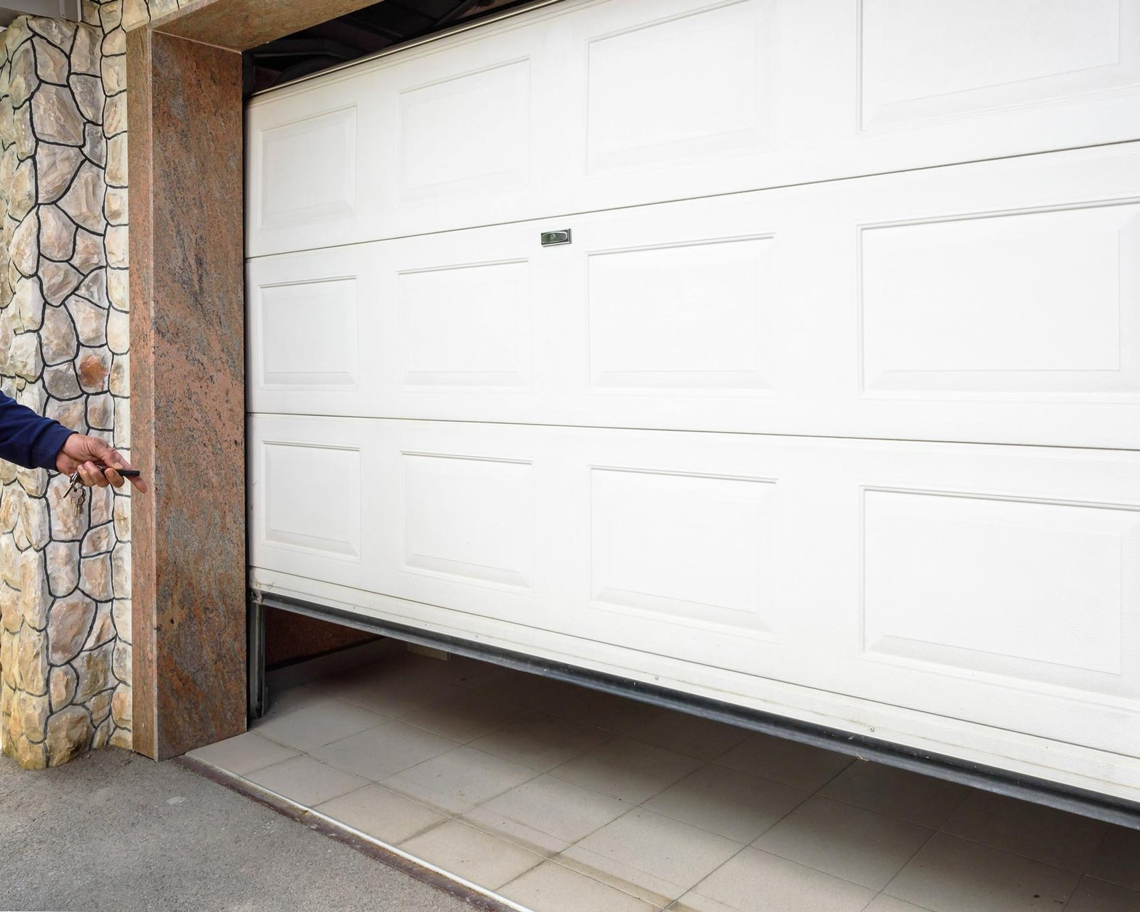 Éclair Sun Habitat : Entreprise de portes de garage, motorisation intégrée