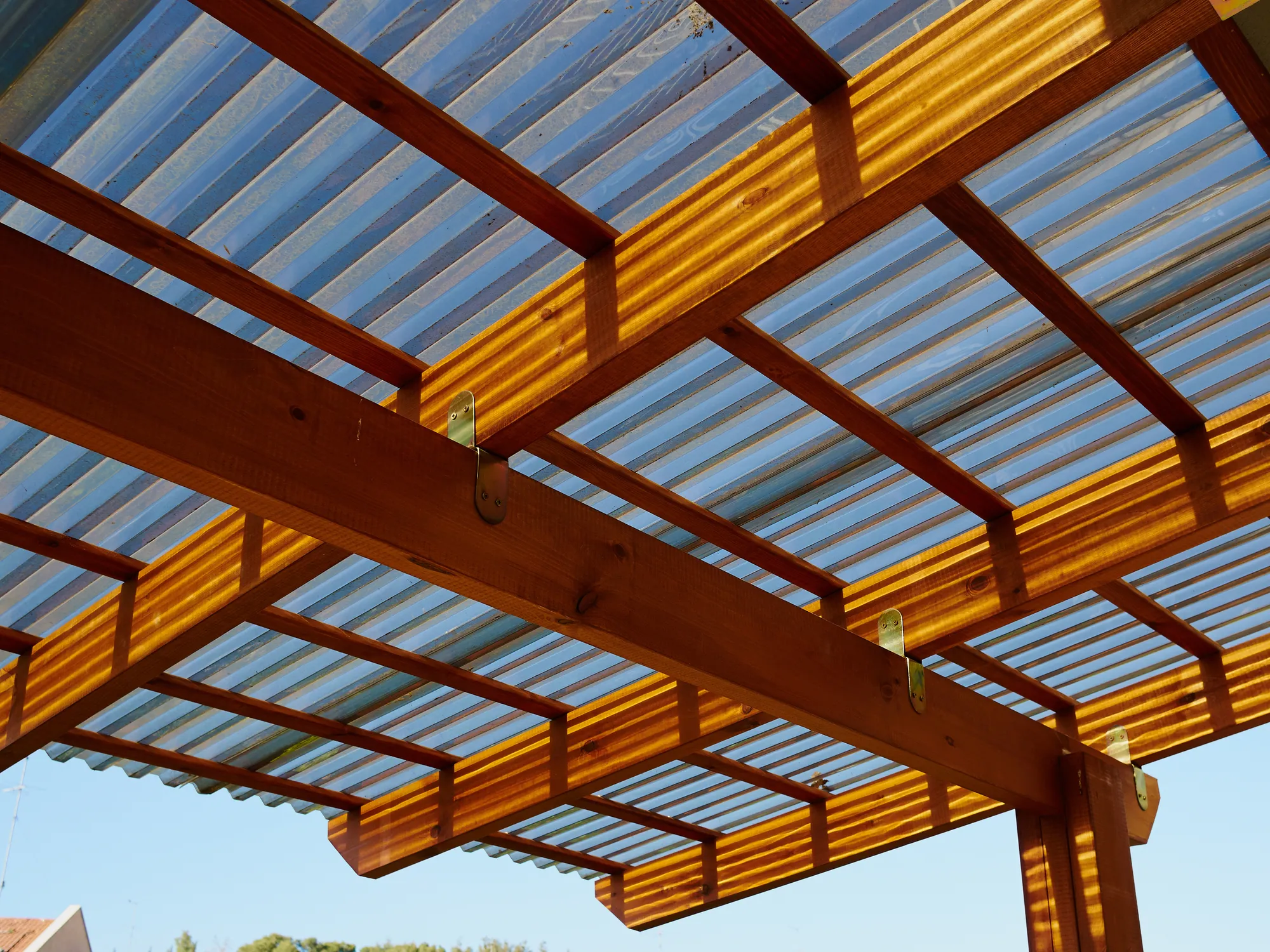 Entreprise menuiserie pergolas, spécialiste de la fabrication et installation de pergolas sur mesure en bois ou aluminium pour embellir et protéger vos espaces extérieurs.
