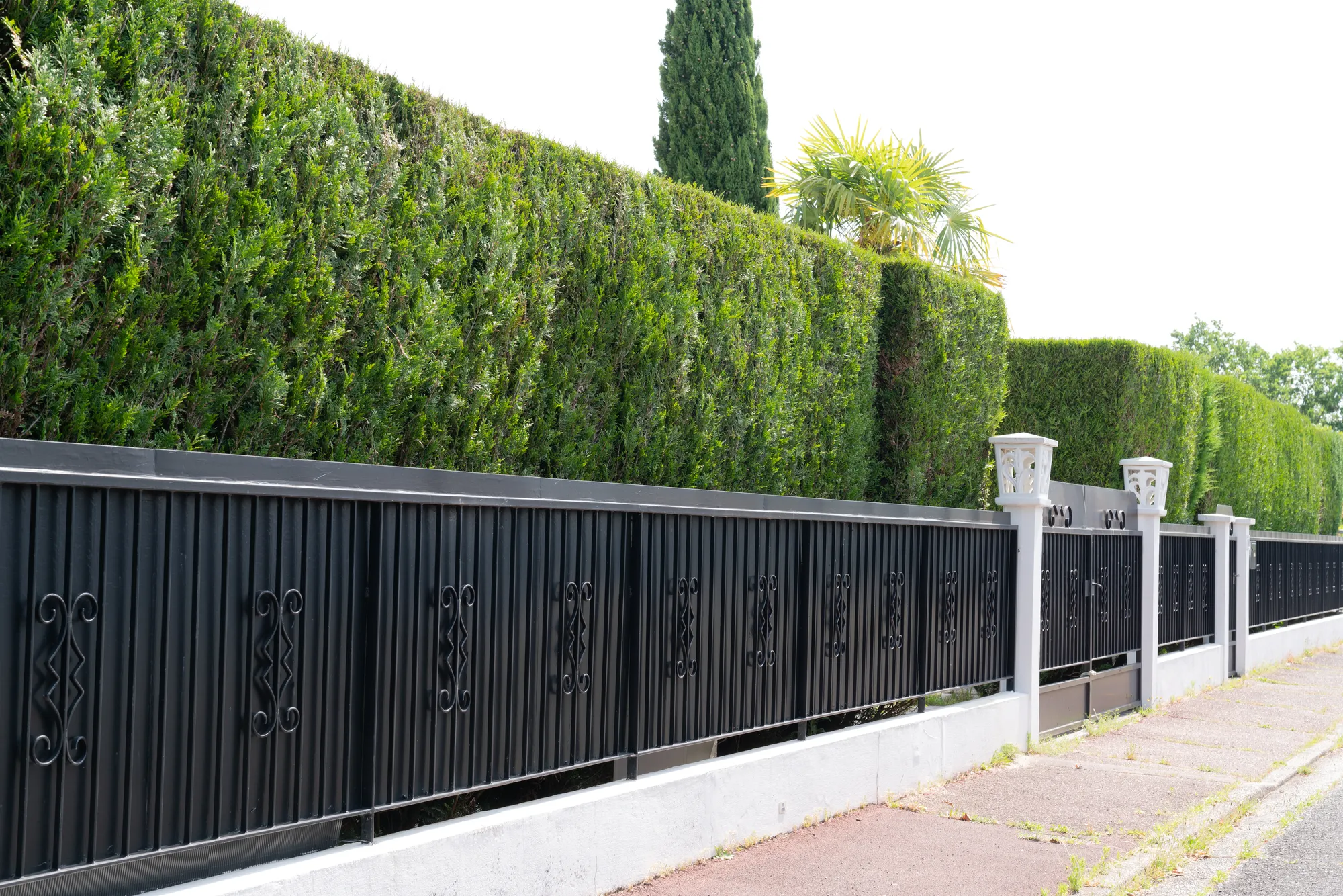 Menuiserie portails clôtures, fabrication et installation sur mesure de structures robustes et élégantes pour sécuriser et délimiter votre propriété.
