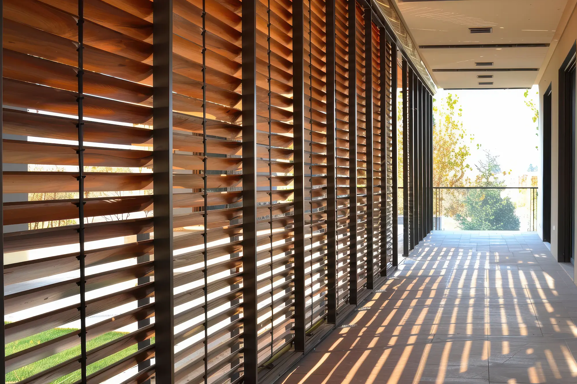 Menuiserie stores bois, volets ou protections solaires en bois sur mesure, alliant élégance naturelle et fonctionnalité pour l’extérieur.