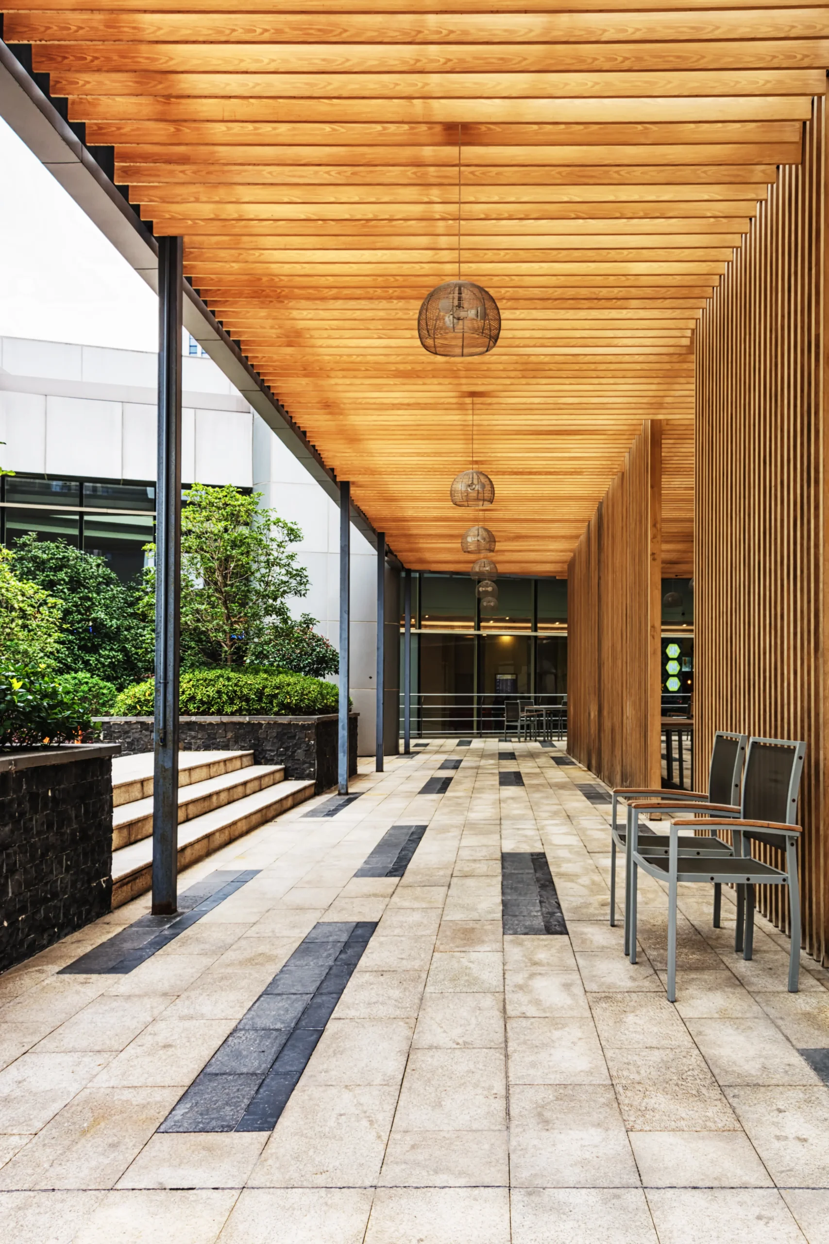 Pergolas menuiserie, structures en bois ou aluminium fabriquées sur mesure, créant des espaces extérieurs ombragés et esthétiques.