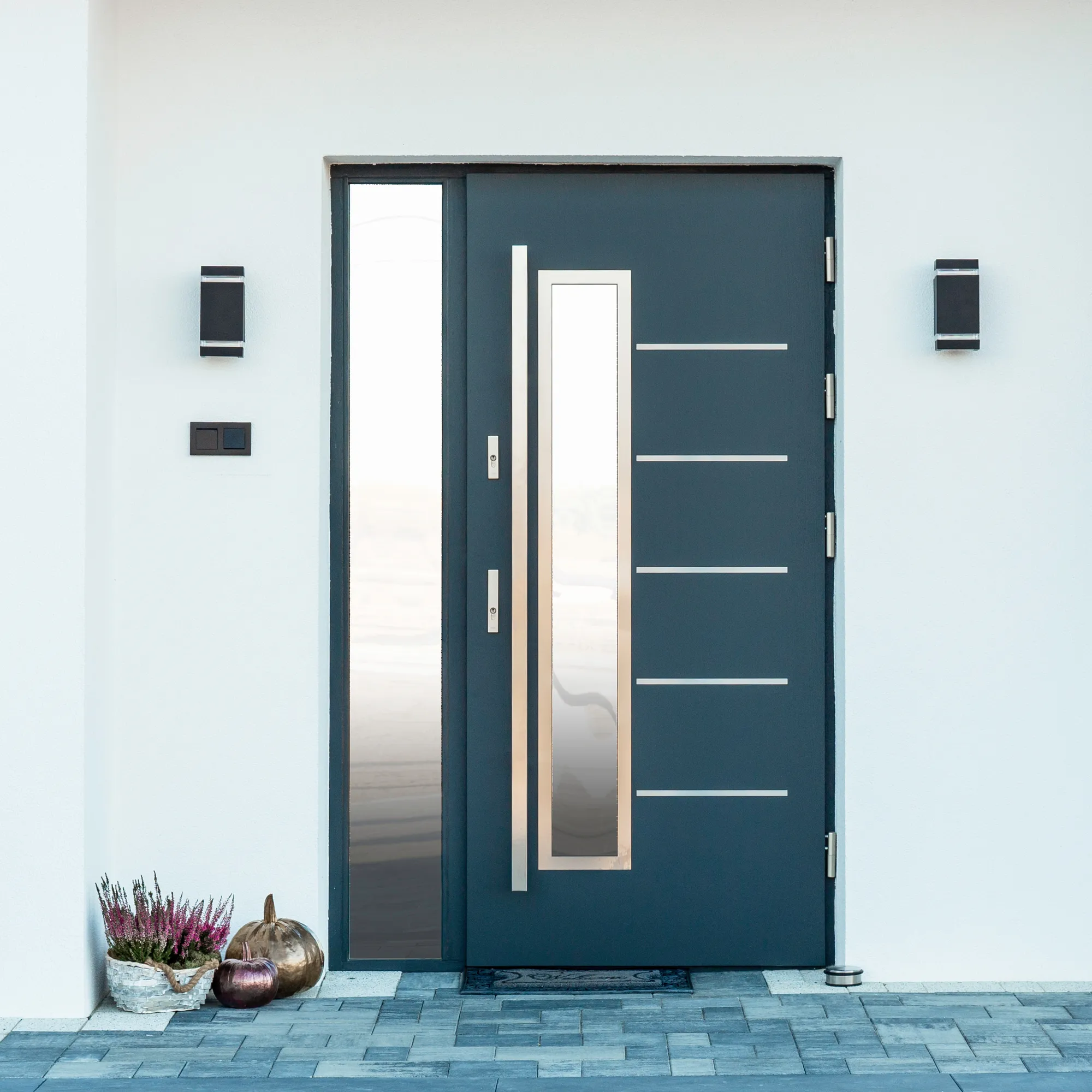 Porte mixte sécurité, associant plusieurs matériaux (bois, aluminium, acier) pour allier esthétisme, robustesse et protection optimale contre les intrusions.