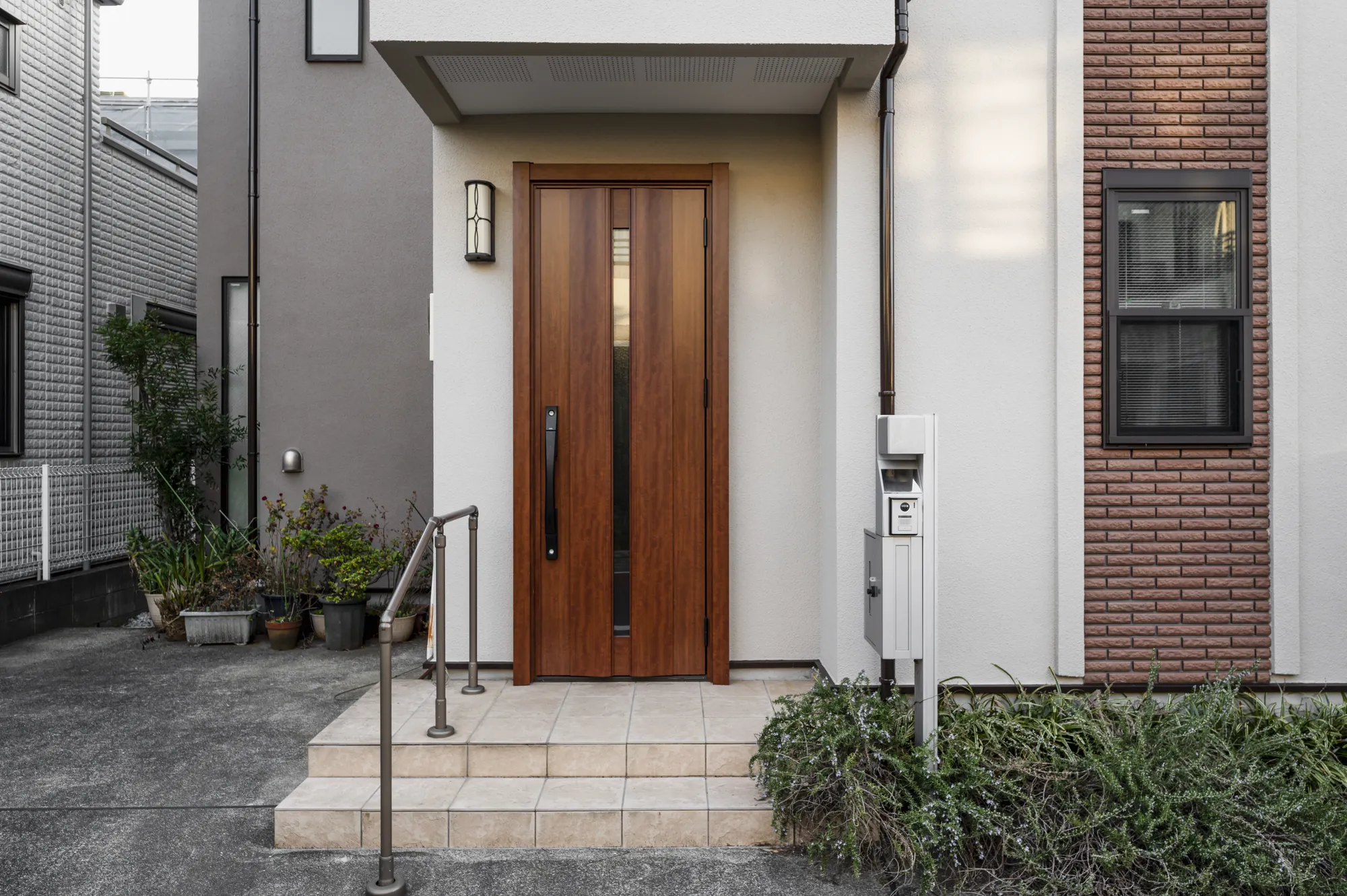 Portes d’entrée et de service, solutions sécurisées et esthétiques pour l’accès principal et les entrées secondaires, adaptées à tous les styles de maisons.
