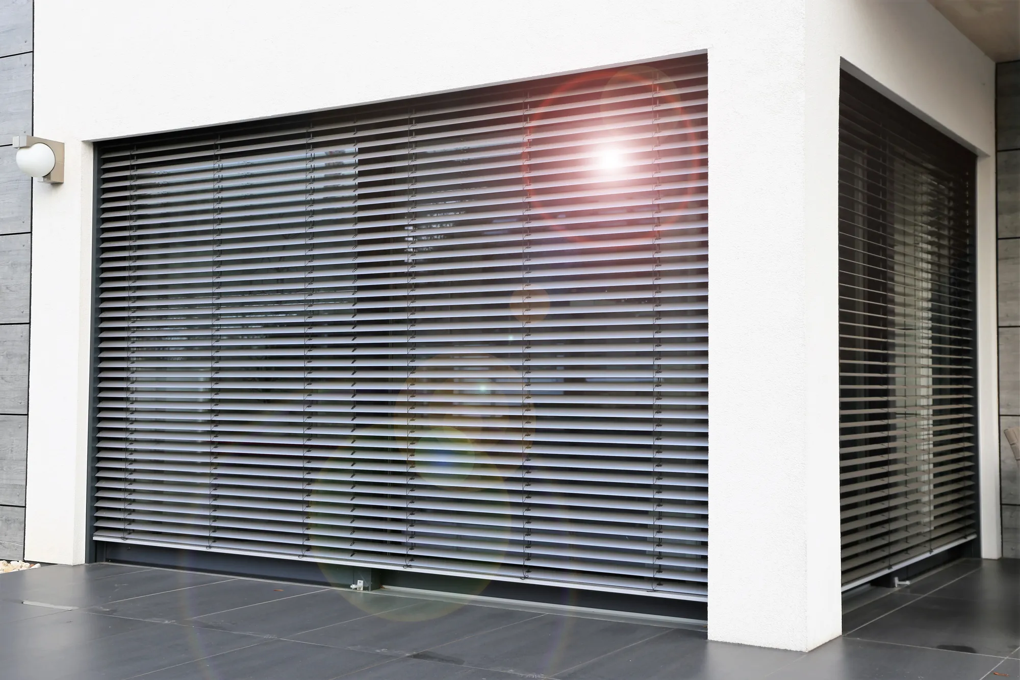 Store extérieur avec bras renforcés et éclairage LED, alliant robustesse, confort et ambiance lumineuse pour profiter pleinement de la terrasse, même en soirée.